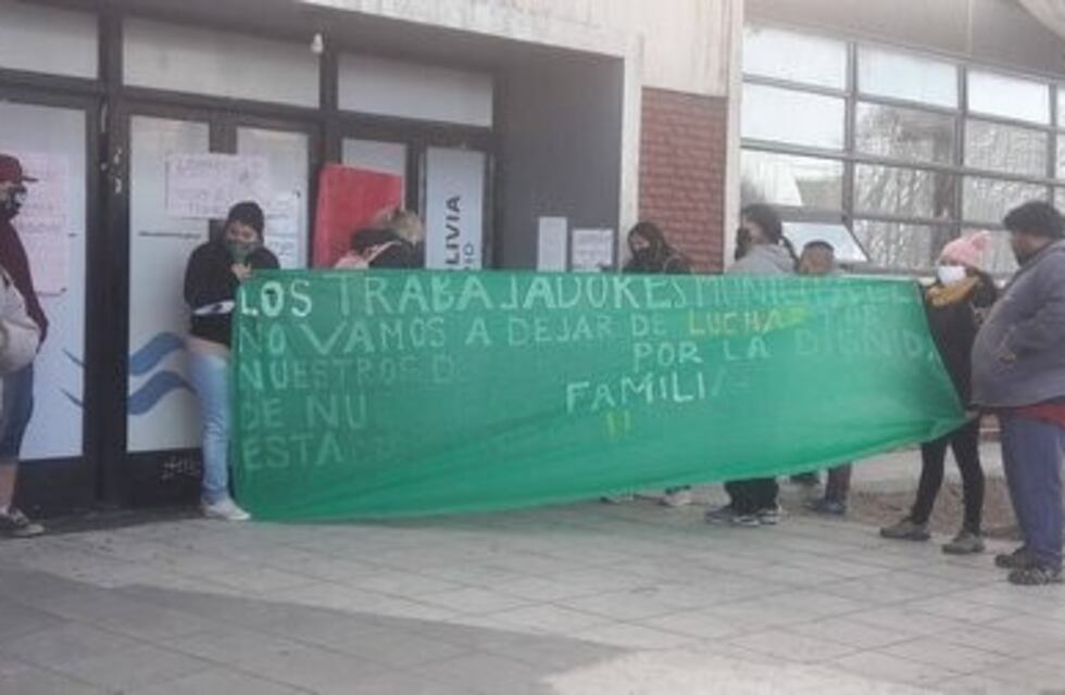Ex trabajadores municipales se encadenan a las puertas del municipio