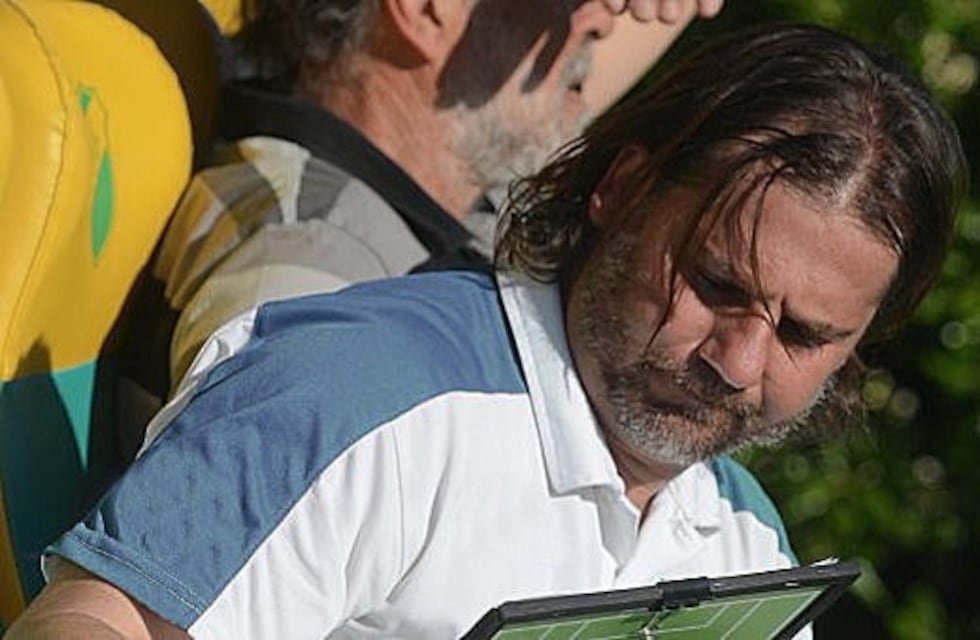 El DT de J.J. Urquiza, desencajado: "Peguen una patada, agarren una camiseta, pero háganles algo"