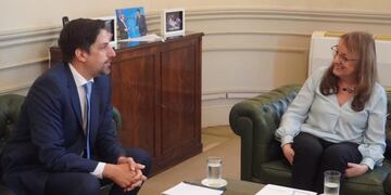 Alicia Kirchner se reunió con el ministro de Educación