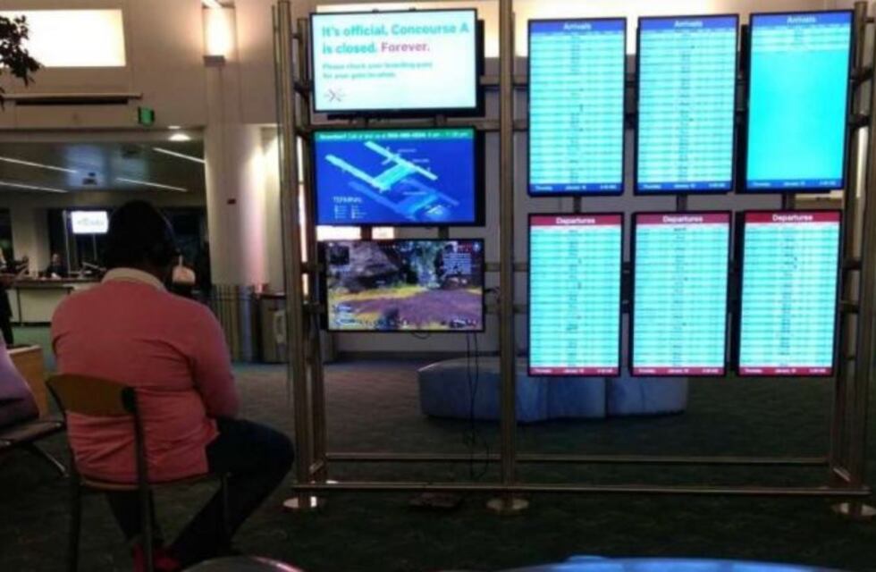 Desconcierto en un aeropuerto: un hombre conectó su PlayStation a un monitor y se puso a jugar