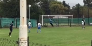Golazo de tiro libre de Agustu00edn, el hijo varu00f3n de Juan Romu00e1n Riquelme.