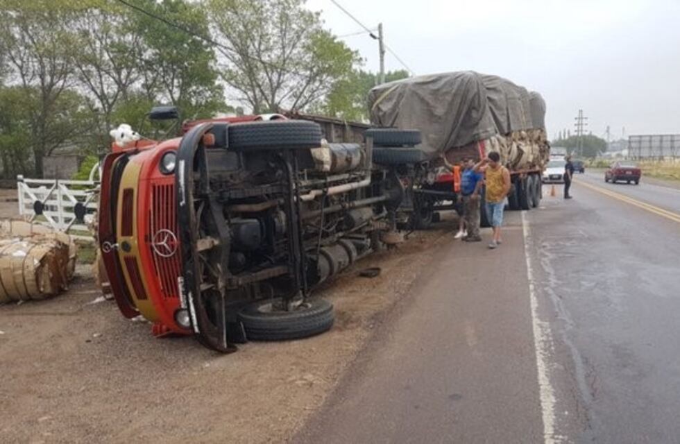 Un camión volcó al desprenderse una de sus ruedas