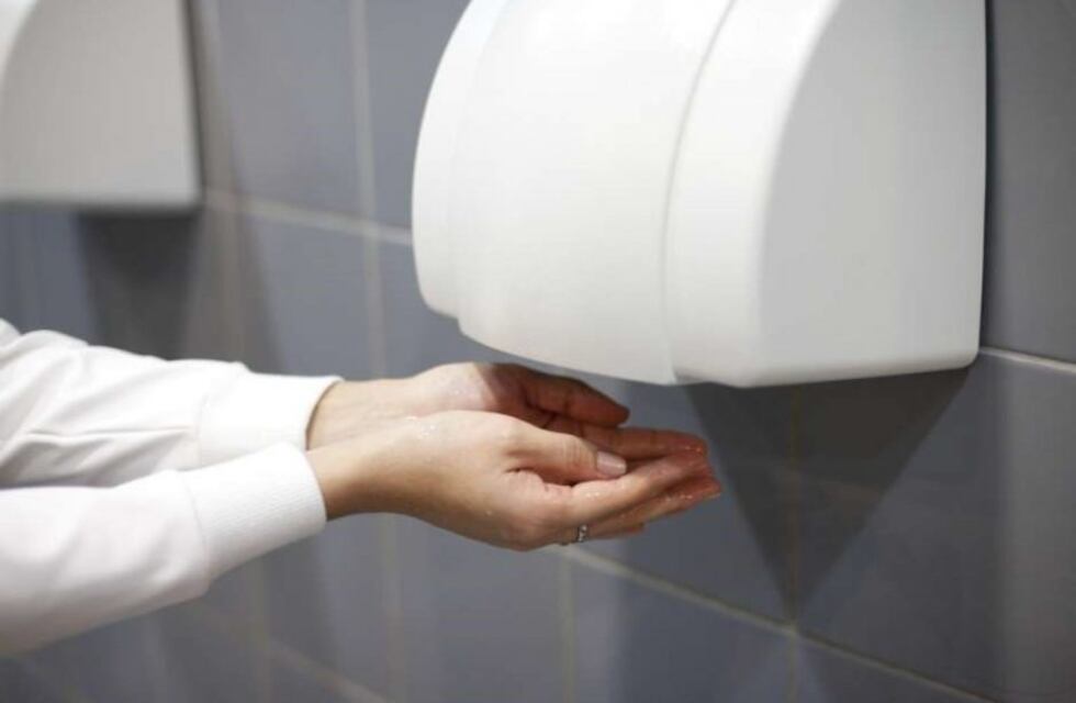 Secador o papel, ¿con qué conviene secarse?