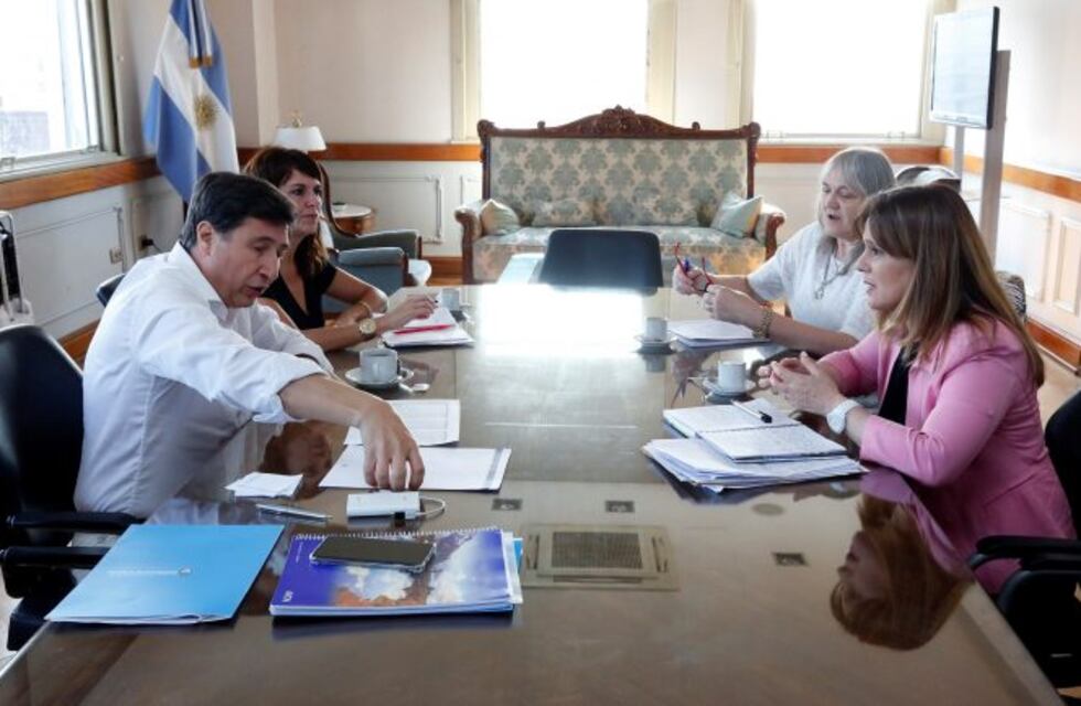 Santa Cruz participó de una reunión en la cartera social nacional