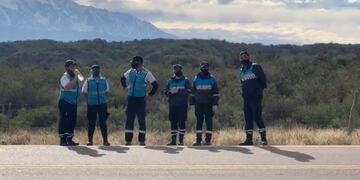 Preventores comparten botella de agua en Mendoza