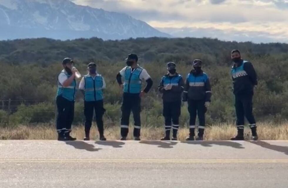 Preventores mendocinos compartieron una botella de agua y fueron filmados