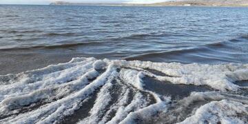 Se congeló el oleaje del lago Argentino
