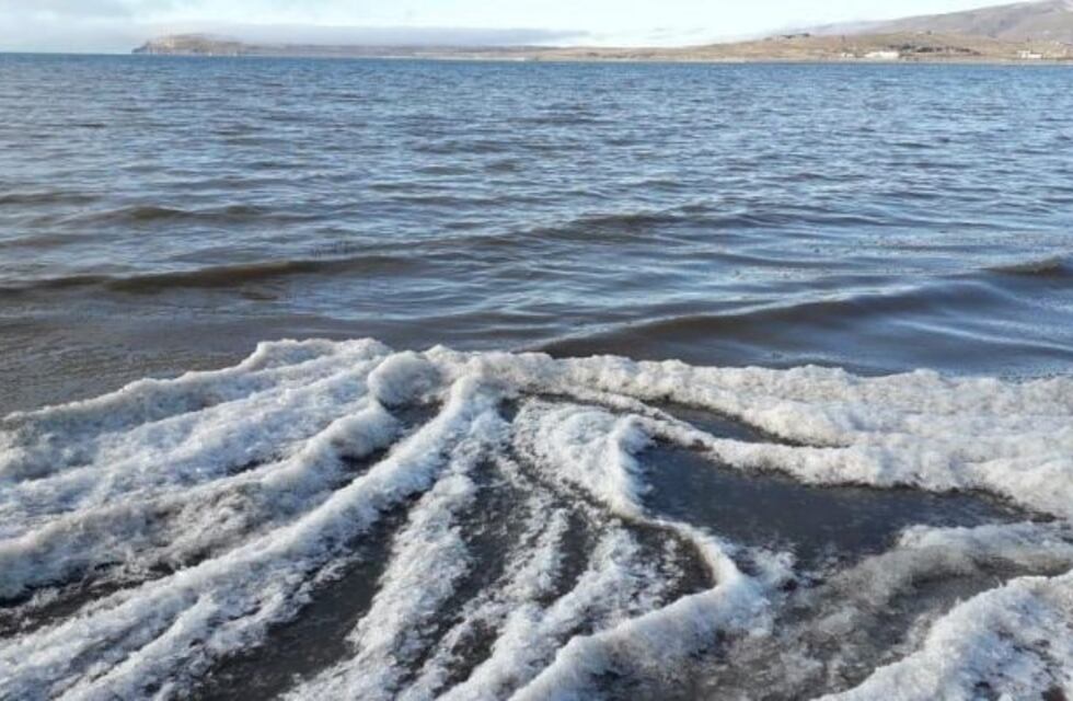 Se congeló el oleaje del lago Argentino