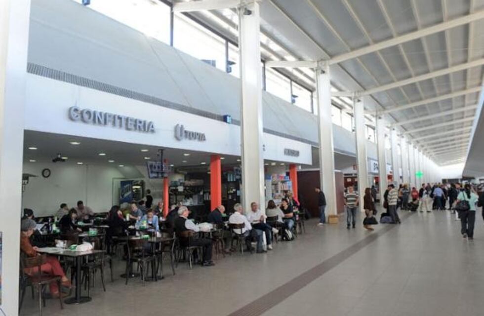 Discutían por ver quién bajaba la valija de una pasajera y terminaron a las piñas