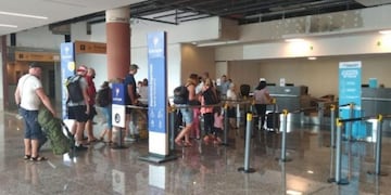 Algunos turistas utilizan la terminal aérea este martes\u002E