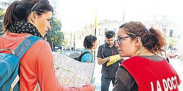 El paseo turu00edstico recorre las principales calles del Centro cordobu00e9s, con explicaciones sobre nuestra historia y nuestras costumbres. Los turistas extranjeros valoran esto mu00e1s que cualquier guu00eda especializada y bilingu00fce.