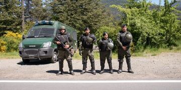 Fuerzas de seguridad custodian el predio tomado por la comunidad mapuche en Villa Mascardi en Río Negro,