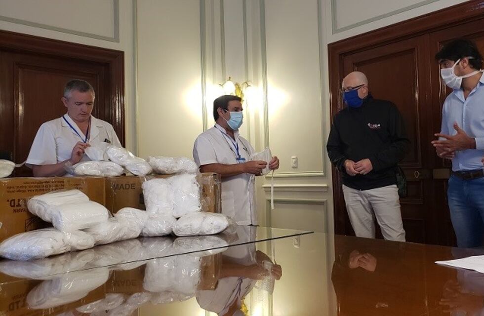 El Ministerio de Salud entrego 10 mil barbijos realizados por cooperativistas