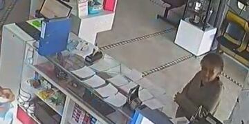 El accionar de la anciana quedó registrado en las cámaras de seguridad\u002E