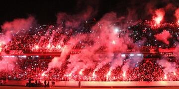 La hinchada de Newellu00b4s alienta a su equipo en la previa del clu00e1sico