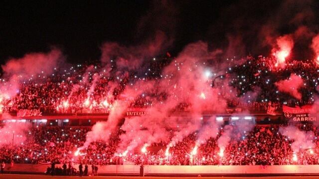 La hinchada de Newell´s  alienta a su equipo en la previa del clásico