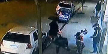 Balearon a un delivery de comidas por intentar robarle una moto