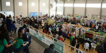 La feria se desarrolla en Trelew