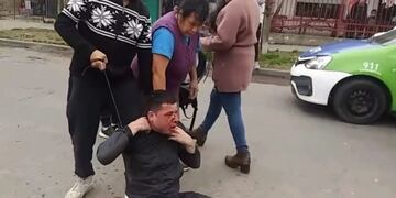 Vecinos de Berazategui golpearon, desnudaron y maniataron a un delincuente