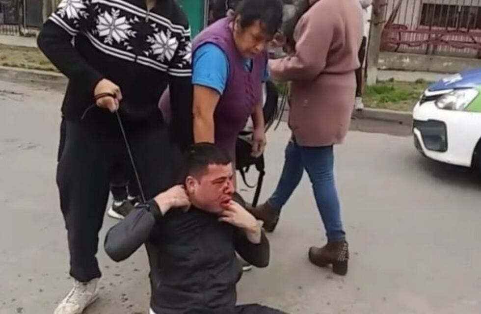 Video: vecinos de Berazategui golpearon, desnudaron y maniataron a un delincuente
