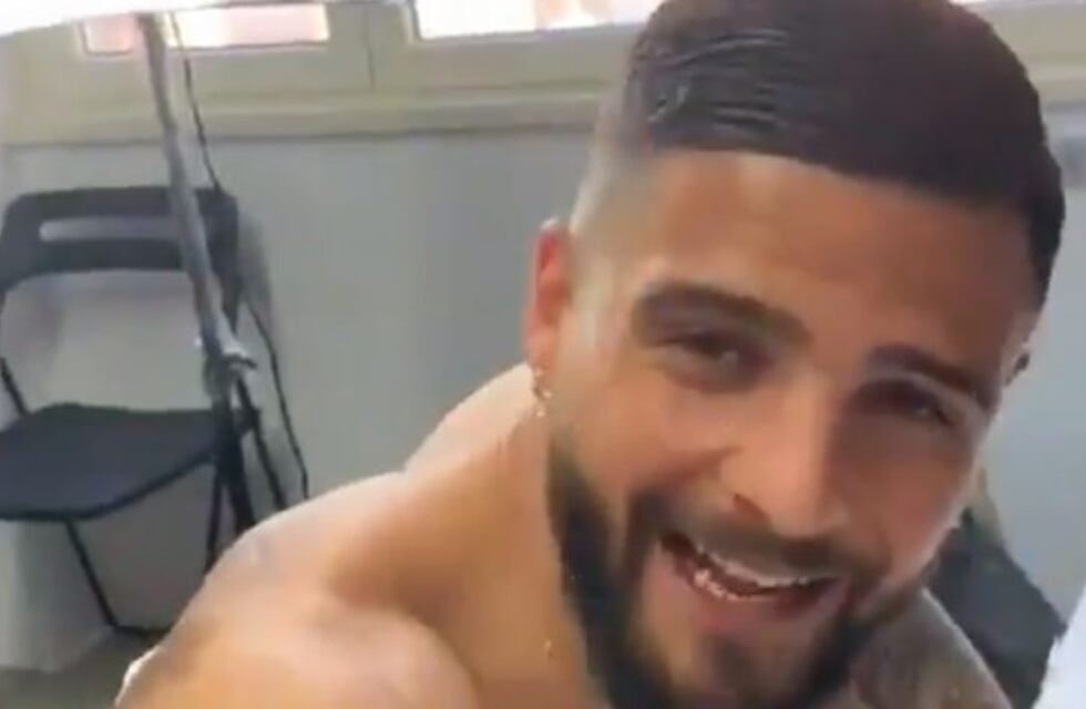Lorenzo Insigne cantó "La mano de Dios" de Rodrigo mientras se tatuaba