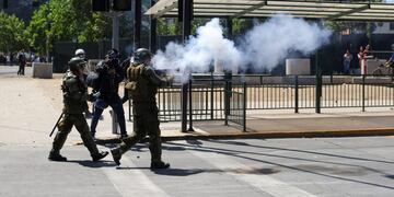 Carabineros dispersan a los manifestantes en Santiago de Chile\u002E (REUTERS)