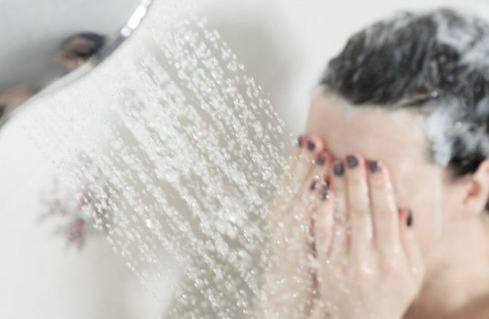 De noche o de día, cuándo es mejor ducharse y cuáles son los motivos