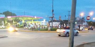 Vecinos se manifestaron contra los tarifazos en la rotonda de ingreso a la localidad de Villa Allende
