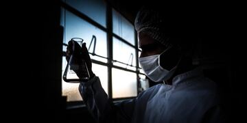 -FOTODELDIA- AME9033\u002E BUENOS AIRES (ARGENTINA), 26/06/2020\u002E Empleados de la empresa Farmacoop trabajan en la producción de alcohol en gel, como medio de prevención en la lucha contra el COVID-19, este viernes en Buenos Aires (Argentina)\u002E Tras dos años de recesión económica, Argentina teme que la crisis por la pandemia de coronavirus golpee a los sectores más pobres, para lo que el Gobierno prepara un plan de ayuda y \