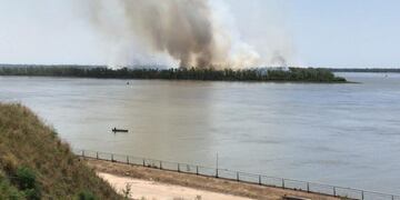 kayakistas combatieron el fuego cuerpo a cuerpo en las islas (SL24)