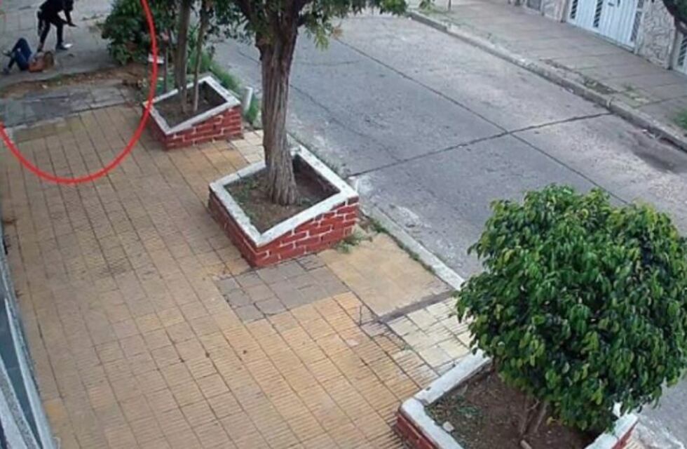 El grito desesperado de una mujer a la que delincuentes balearon para robarle el celular: "¡Auxilio, auxilio!"