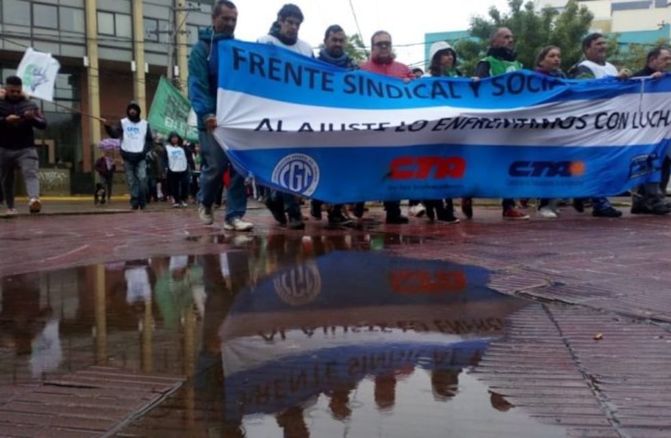 Ni la lluvia detuvo el reclamo sindical en la ciudad