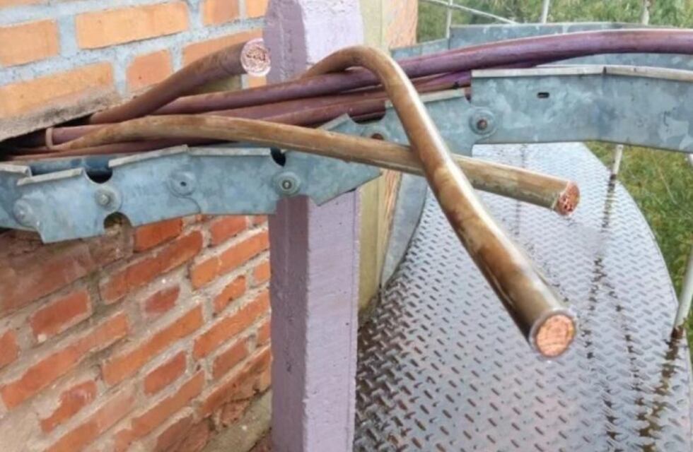 No lo dejaron ver televisión: le robaron los cables del tendido eléctrico que llegaba hasta la casa