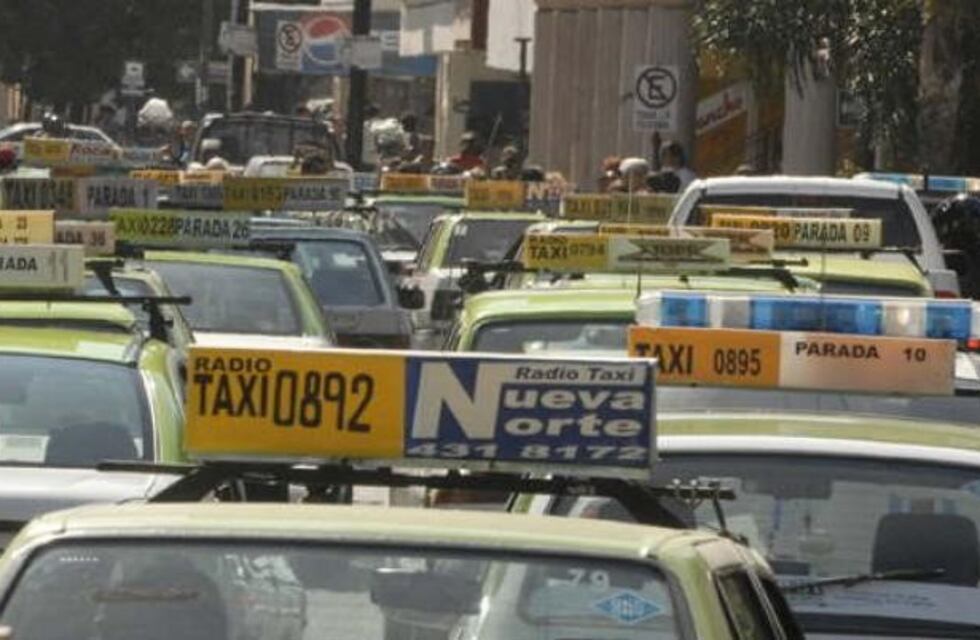 Los taxistas protestan frente al Concejo Deliberante para pedir un aumento en la bajada de bandera