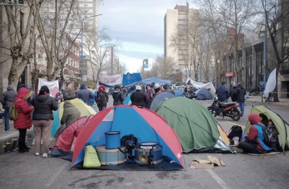 Movimientos sociales acampan frente al Palacio Municipal