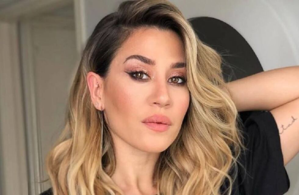 Desde diferentes ángulos, Jimena Barón cautivó con una microbikini negra