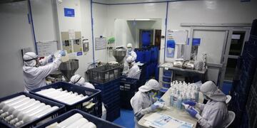 AME9408\u002E CALI (COLOMBIA), 01/04/2020\u002E- Fotografía fechada el 27 de marzo de 2020 que muestra a operarios de la empresa Eurobelleza mientras trabajan en la elaboración de geles antibacteriales, en Cali (Colombia)\u002E Empresas del departamento del Valle del Cauca, uno de los polos industriales de Colombia, modificaron en tiempo récord sus procesos de producción para abastecer a la red hospitalaria de la región y garantizar el suministro de insumos médicos, alimentos y material de higiene durante la emergencia por la COVID-19\u002E EFE/ Ernesto Guzman Jr