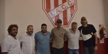 Manu, acompañado por Fabricio Oberto, fue recibido por la cúpula dirigencial del club de Alta Córdoba\u002E