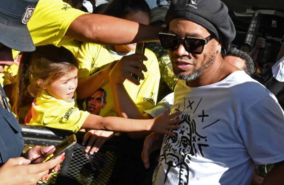 Demoraron a Ronaldinho en Paraguay por ingresar al país con pasaporte adulterado