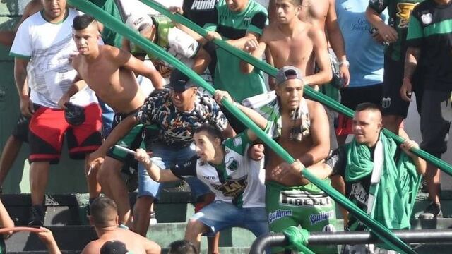 En 2020, barrabravas de Nueva Chicago se cruzaron con facas en las tribunas del estadio República de Mataderos. (Twitter)