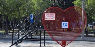Habilitaron un gran corazón para juntar tapitas para el Garrahan
