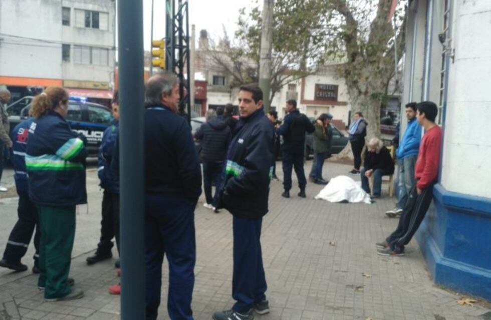 Desconcierto en el centro: un hombre de 70 años murió en la vía pública mientras iba al supermercado