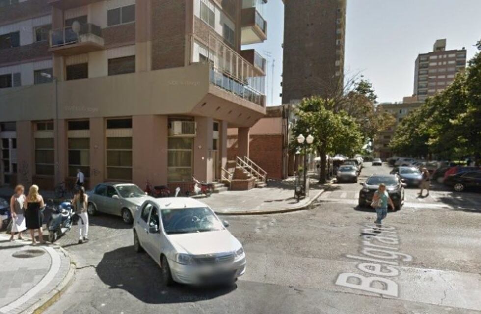 Robo de alto vuelo: trepó al balcón de un edificio para alzarse con una bandera de fútbol