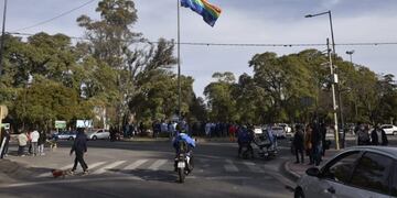 La bandera arcoíris flameará hasta la medianoche de este domingo, y mañana lunes se izará nuevamente la bandera argentina\u002E