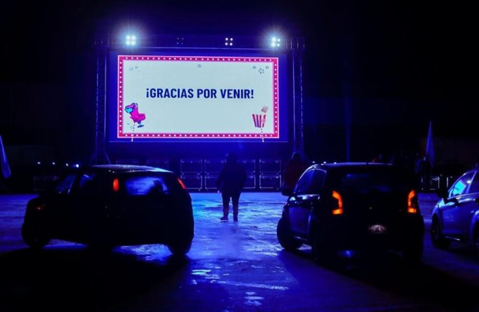 Autorizan los cines publicitarios, garajes y espectáculos desde los autos en la Ciudad de Buenos Aires