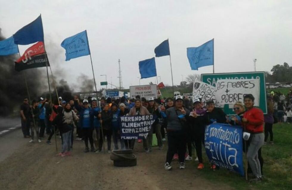 Gremios y organizaciones sociales encabezaron jornada de protesta frente al Parador