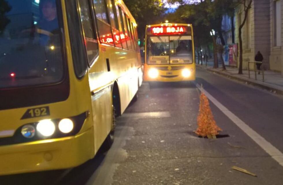 Un peligro: pozo sin señalizar en pleno carril exclusivo