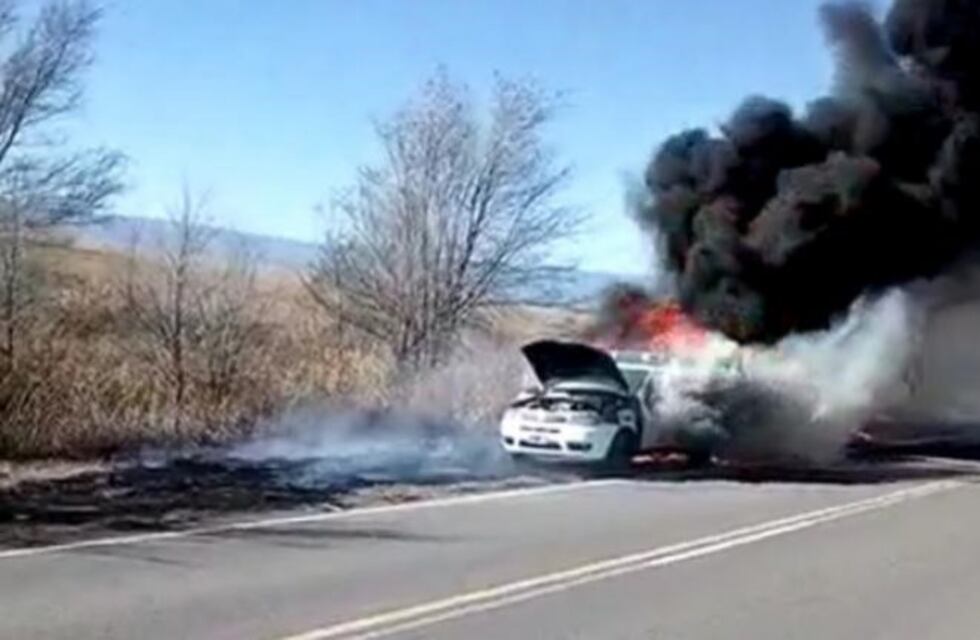 Se incendió un móvil policial provocando un incendio forestal