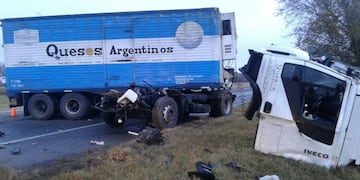Camiu00f3n chocu00f3 a otro en la autopista Cu00f3rdoba- Pilar\u002E