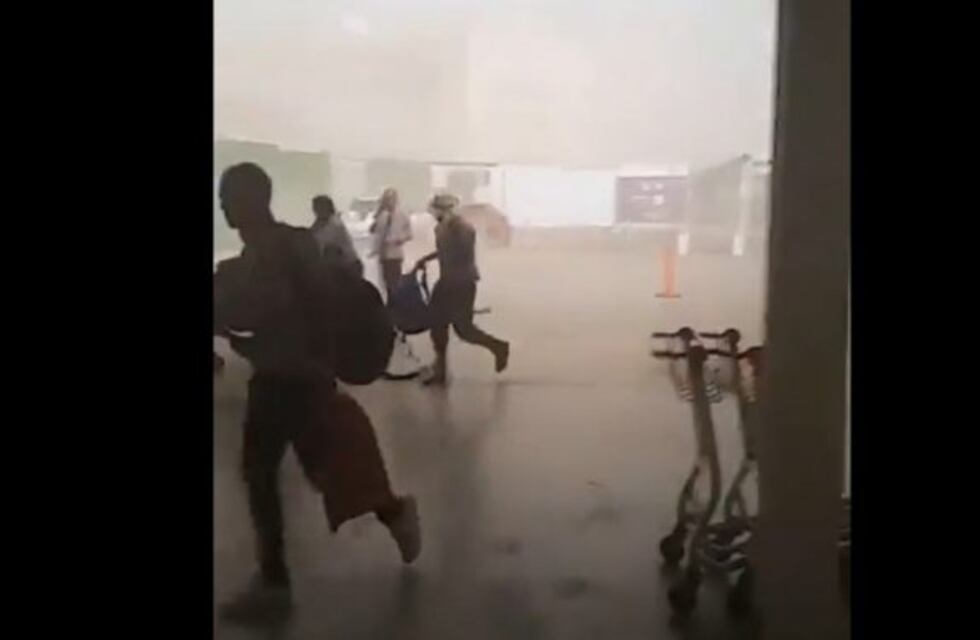 La tremenda tormenta de polvo que azotó al aeropuerto de Ezeiza